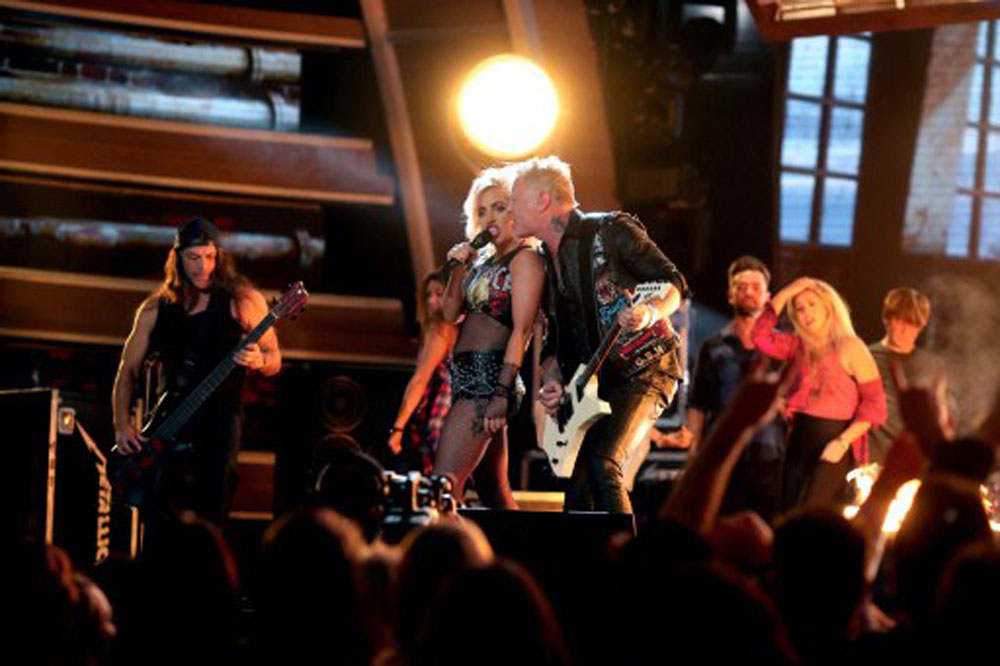 Lady Gaga performs with Metallica (photo c/o AFP)